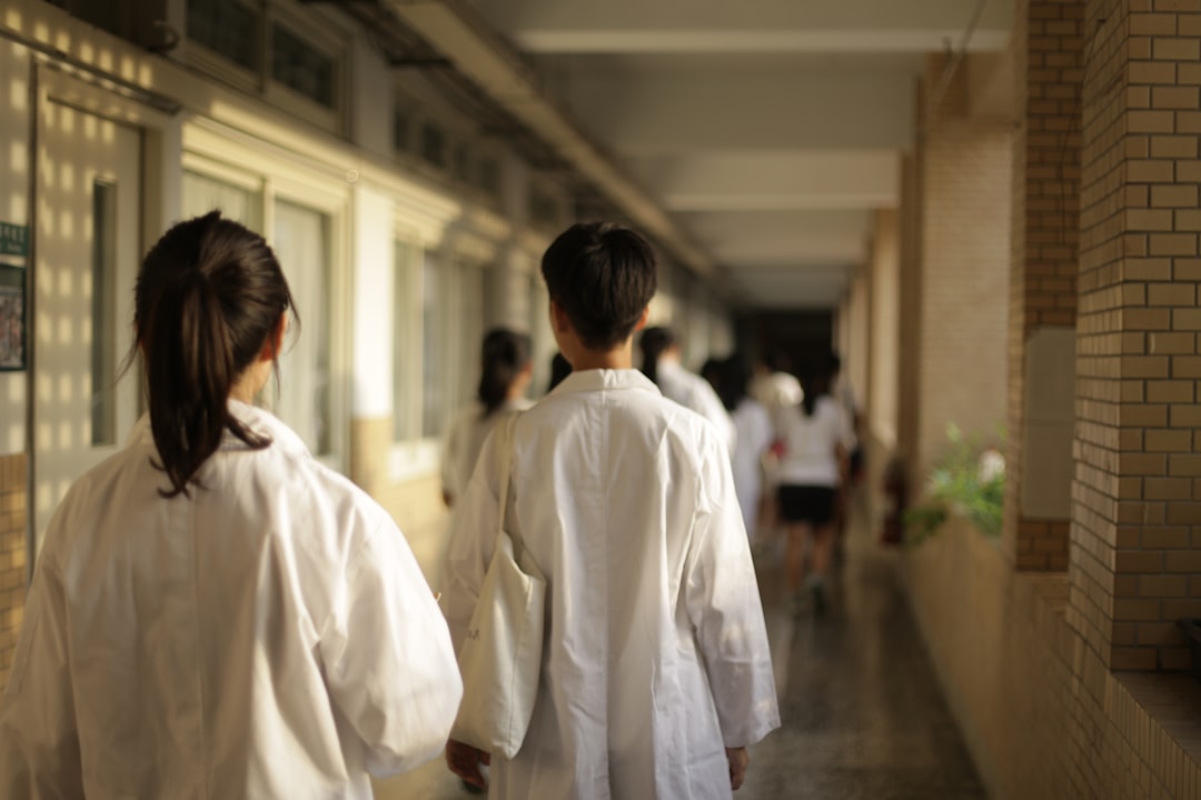 photo 1600344247837 155758c193bc a057df99